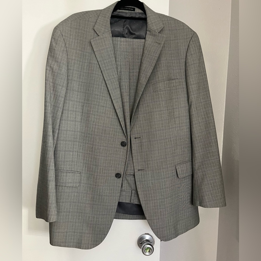 Stunning gray Perry Ellis men’s Modern Fit suit